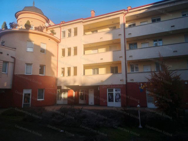 Eladó téglalakás, Szolnokon 62.5 M Ft, 4+1 szobás