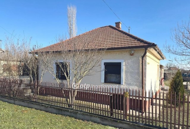 Eladó családi ház, Poroszlón 42 M Ft, 3 szobás