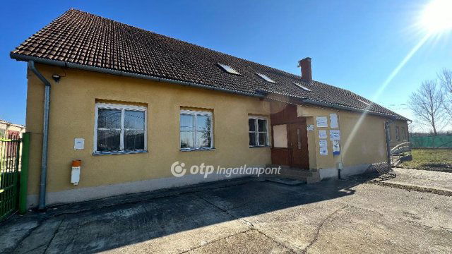 Eladó iroda, Pápán 139 M Ft, 15+4 szobás / költözzbe.hu