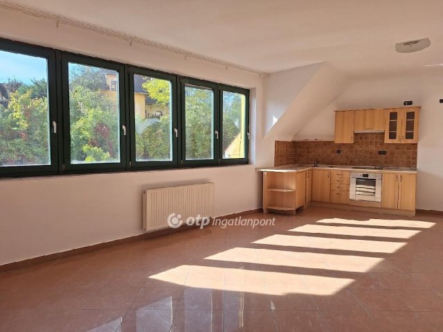 Eladó téglalakás, Veszprémben 89 M Ft, 4 szobás