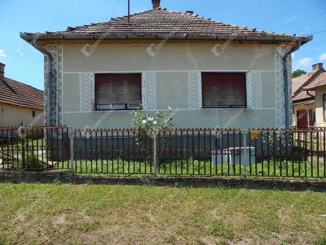 Eladó családi ház, Segesden 7.9 M Ft, 4 szobás