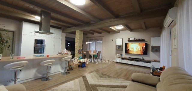 Eladó családi ház, Pakson 149.9 M Ft, 3+2 szobás