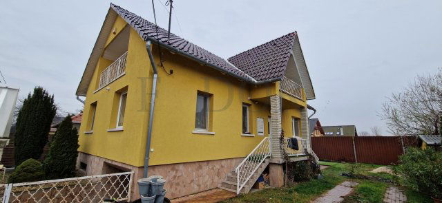 Eladó családi ház, Vecsésen 124.9 M Ft, 4 szobás