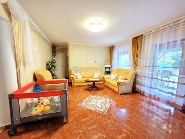 Eladó családi ház, Pécsett 89.9 M Ft, 7 szobás