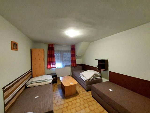 Eladó családi ház, Esztergomban 180 M Ft, 9 szobás