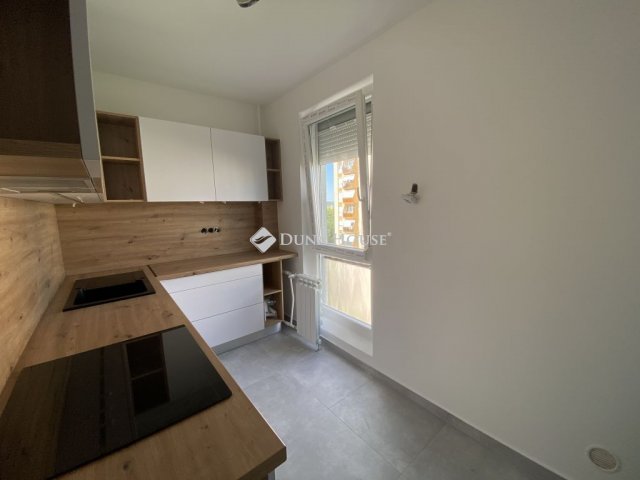 Eladó panellakás, Pécsett, Fagyöngy utcában 59.9 M Ft, 3 szobás