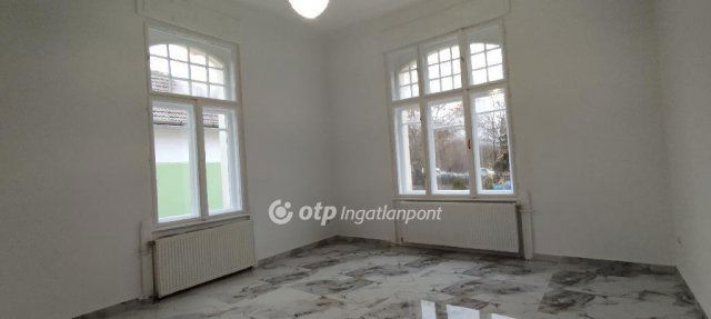 Eladó családi ház, Jászberényben 75 M Ft, 5 szobás