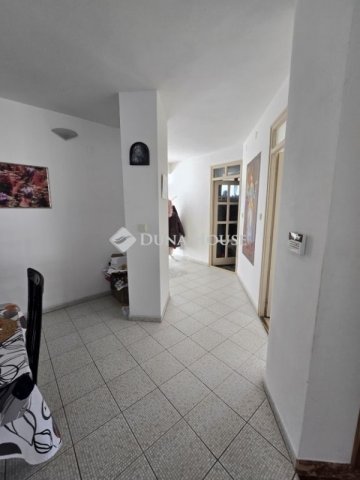 Eladó családi ház, Pécsett 195 M Ft, 6 szobás