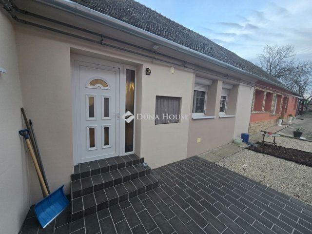 Eladó téglalakás, Baján 43 M Ft, 3 szobás