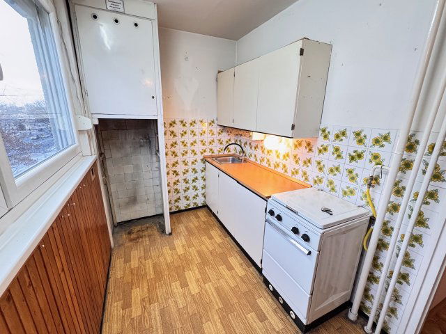 Eladó panellakás, Győrött 46.99 M Ft, 2+2 szobás