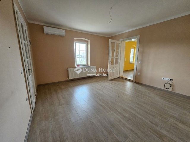 Eladó családi ház, Véménden 54.9 M Ft, 5 szobás