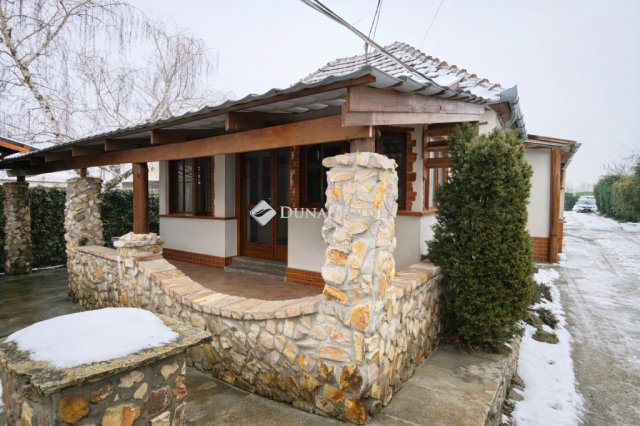 Eladó családi ház, Csomádon, József Attila utcában 160 M Ft