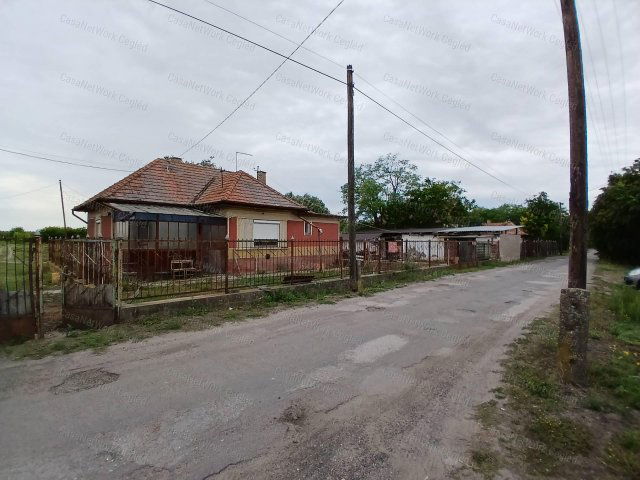 Eladó családi ház, Cegléden 30 M Ft, 3 szobás