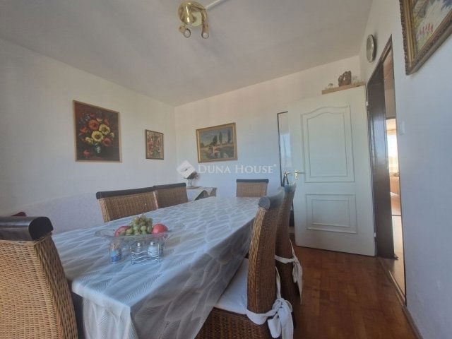 Eladó panellakás, Pécsett 52.9 M Ft, 3 szobás