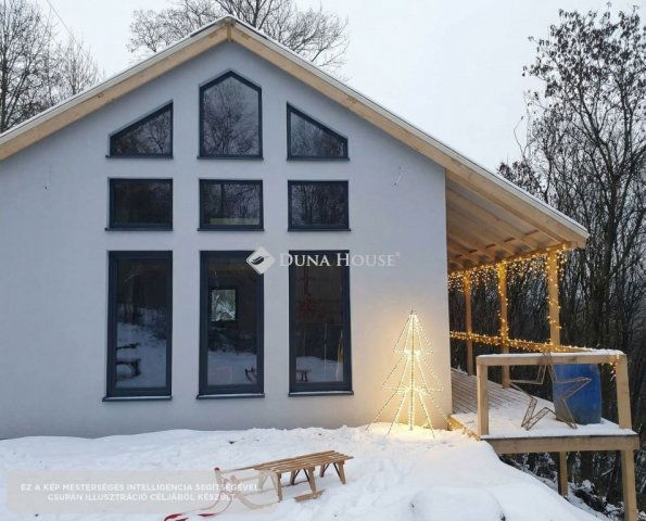 Eladó családi ház, Esztergomban 99 M Ft, 2 szobás