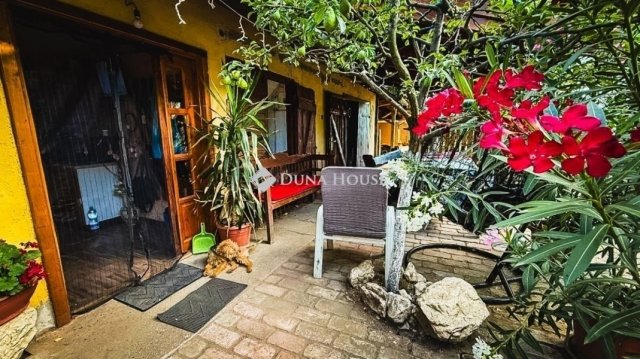 Eladó családi ház, Vecsésen 129 M Ft, 2 szobás