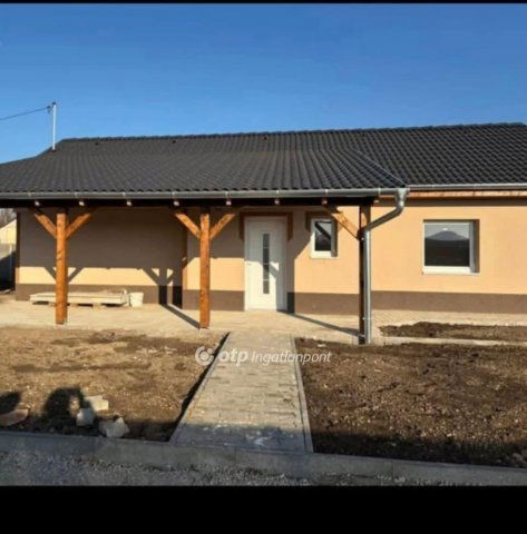 Eladó családi ház, Daruszentmiklóson 27.3 M Ft, 2 szobás