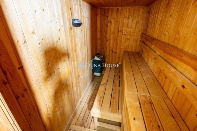 Eladó családi ház, Gödön 160 M Ft, 12 szobás