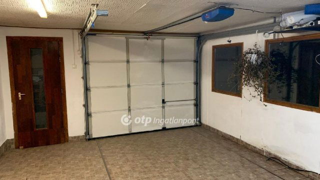 Eladó családi ház, Felsőpakonyban 109.8 M Ft, 6+1 szobás