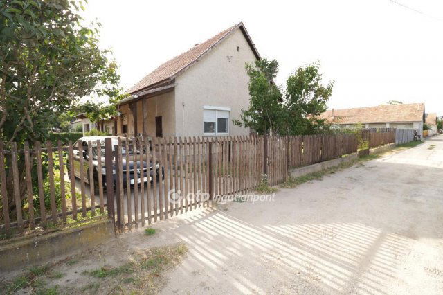 Eladó családi ház, Kiskunlacházán 41.5 M Ft, 3 szobás