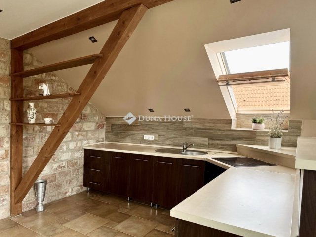 Eladó családi ház, Pécsett 280 M Ft, 9 szobás