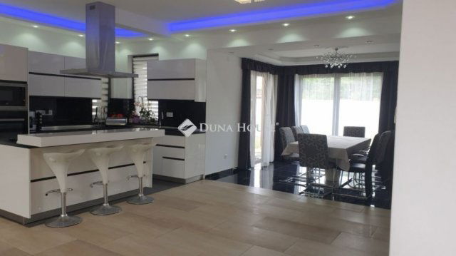 Eladó családi ház, Budapesten, XIV. kerületben 385 M Ft