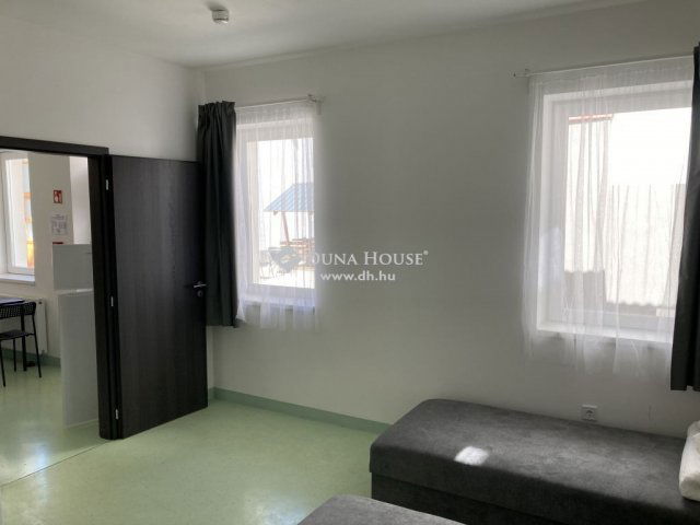 Eladó családi ház, Esztergomban 665 M Ft, 46 szobás