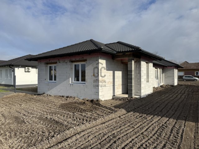 Eladó téglalakás, Cegléden 60 M Ft, 4 szobás