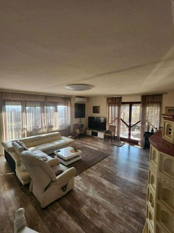 Eladó családi ház, Pécsett 219.9 M Ft, 6 szobás