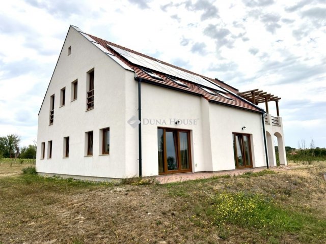 Eladó családi ház, Pécselyen 299 M Ft, 6 szobás