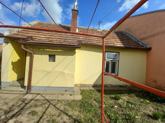 Eladó családi ház, Pécsett, Álmos utcában 18.99 M Ft, 1 szobás