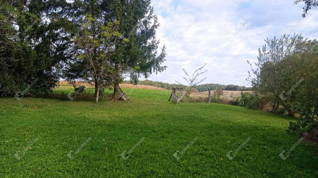 Eladó családi ház, Nován 13.5 M Ft, 3 szobás