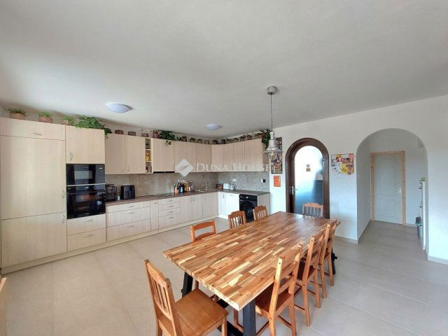 Eladó családi ház, Székesfehérvárott 189.9 M Ft, 5 szobás