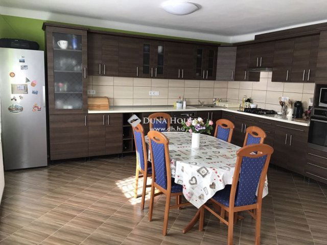 Eladó családi ház, Kisbéren 78.5 M Ft, 5 szobás