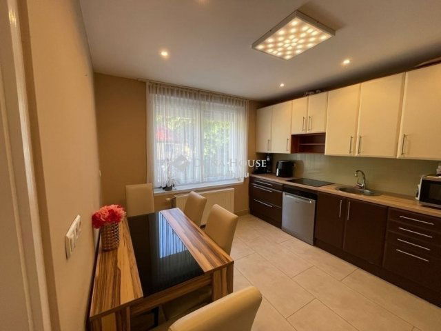 Eladó családi ház, Pécsett 109 M Ft, 6 szobás