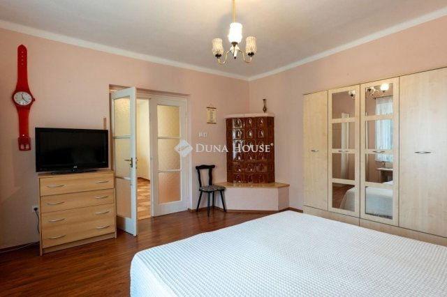 Eladó családi ház, Pécsett 174.9 M Ft, 5+2 szobás