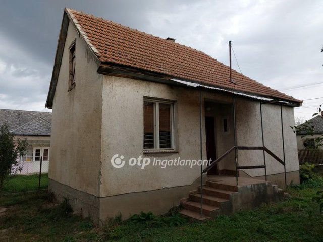 Eladó családi ház, Tiszakarádon 3.6 M Ft, 2 szobás
