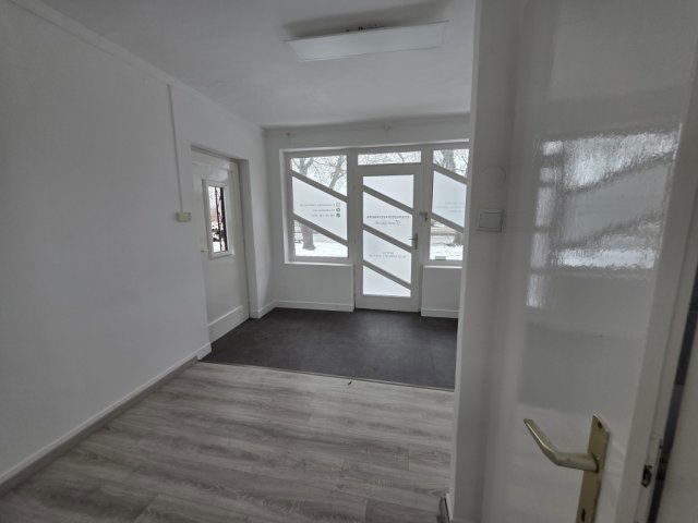 Eladó üzlethelyiség, Velencén 17 M Ft, 1 szobás