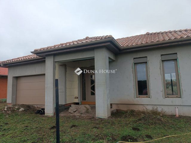 Eladó családi ház, Röszkén 88.99 M Ft, 4 szobás