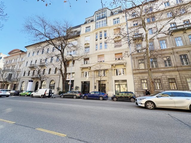 Eladó téglalakás, Budapesten, V. kerületben, Alkotmány utcában