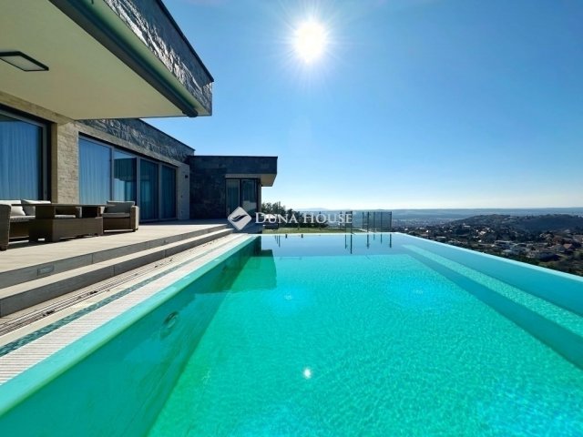 Eladó családi ház, Pécsett 425 M Ft, 4 szobás