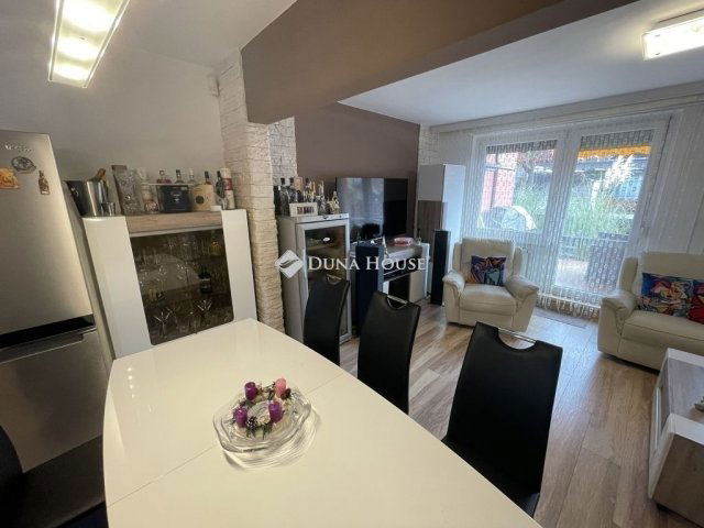 Eladó sorház, Budapesten, XV. kerületben 170 M Ft, 5 szobás