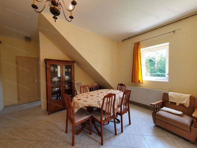 Eladó családi ház, Hévízen 120 M Ft, 7 szobás