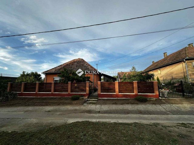 Eladó családi ház, Pincehelyen 35 M Ft, 3 szobás