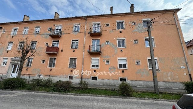 Eladó téglalakás, Pápán 42.9 M Ft, 2 szobás