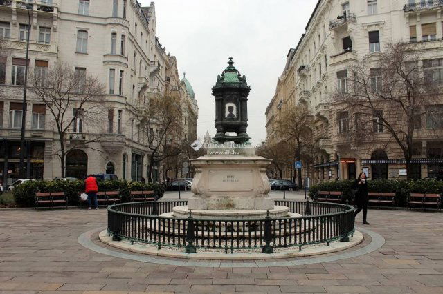 Eladó téglalakás, Budapesten, V. kerületben, Hold utcában