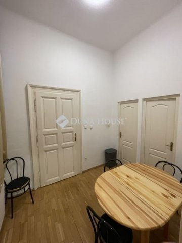 Eladó téglalakás, Budapesten, VI. kerületben 74.5 M Ft, 1 szobás