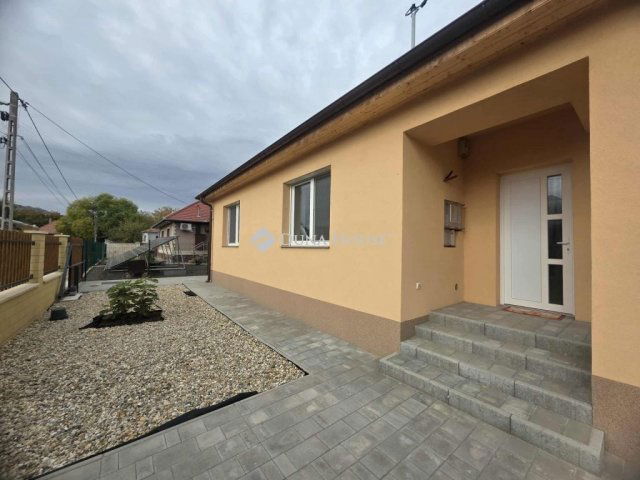 Eladó családi ház, Szekszárdon 99.999 M Ft, 3 szobás