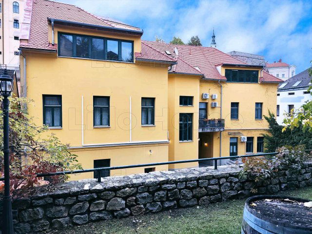 Eladó téglalakás, Veszprémben 129 M Ft, 4 szobás