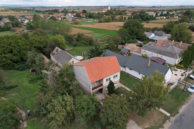 Eladó családi ház, Szákszenden 63.9 M Ft, 4 szobás